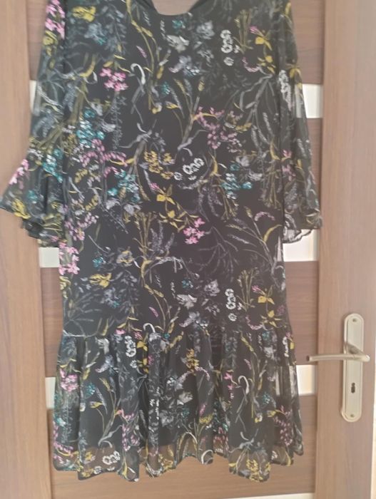Sukienka w kwiaty czarna