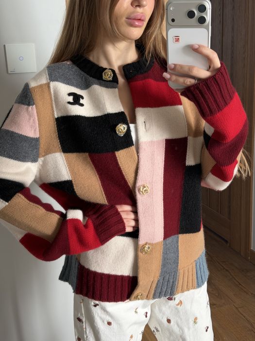 Nowy kolorowy kardigan sweter Chanel zapinany na guziki