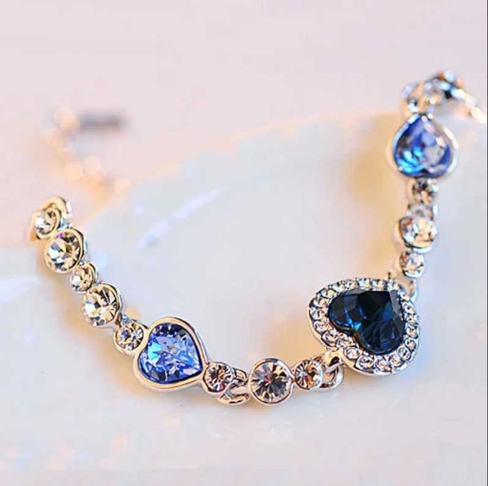 Pulseira com Corações de Cristal Azul e Branco