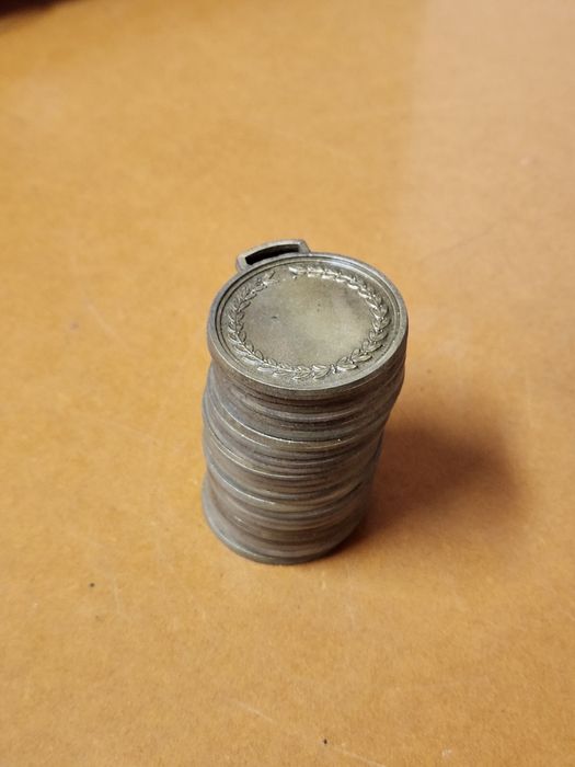 Vendo medalhas comemorativas de vários tipos