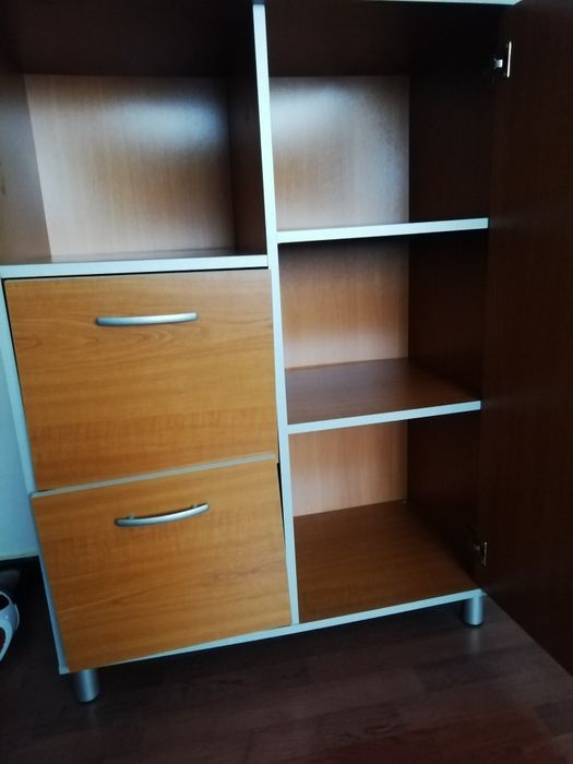 Móvel castanho e cinza