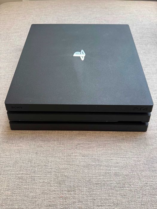 PS4 Pro 1TB + 2 Comandos dualshock Originais – Como Nova