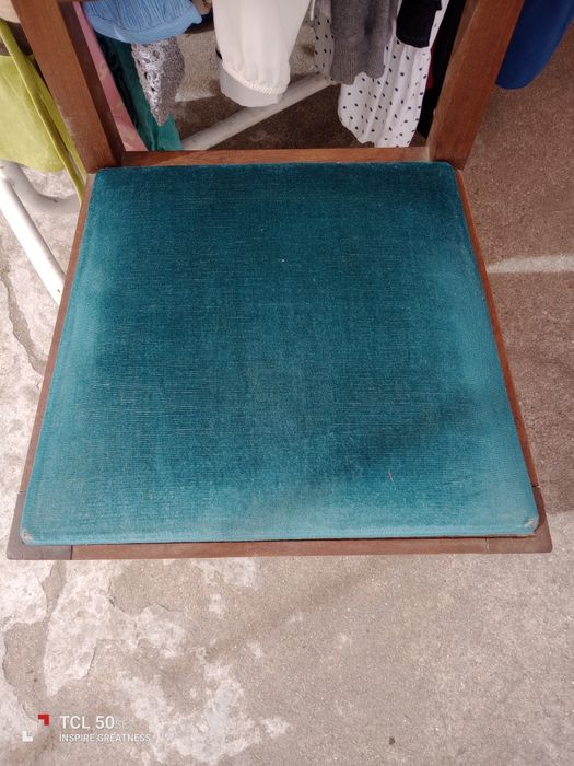 Cadeira muito antiga em bom estado 10€