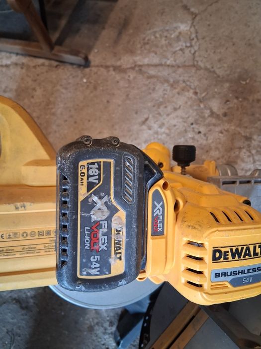 Ukośnica Dewalt DCS777