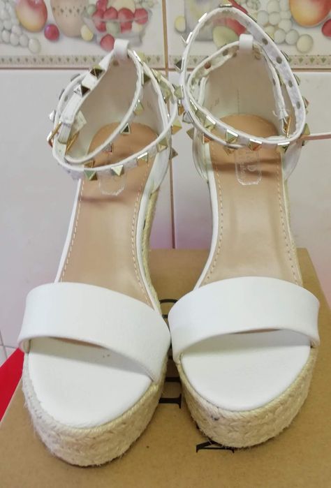 Sandálias de cunha em pele com tachas douradas