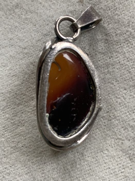 Srebrny wisior z bursztynem