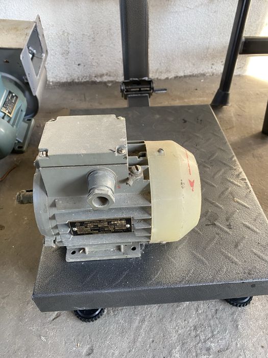 Єлектро витяжка 220 380 вольт