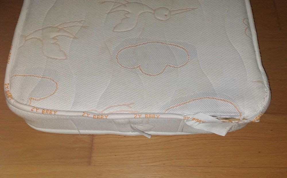 Cama e mesa cabeceira azul IKEA e Zippy branca criança