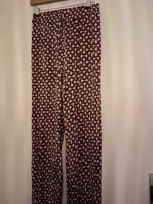 Calça local,com blusa Massimo Dutti.