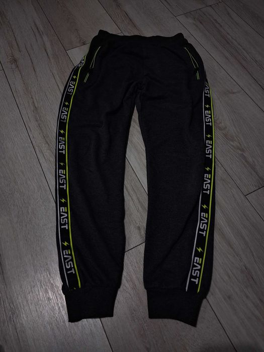 Spodnie dresowe chłopięce rozmiar 146 /152