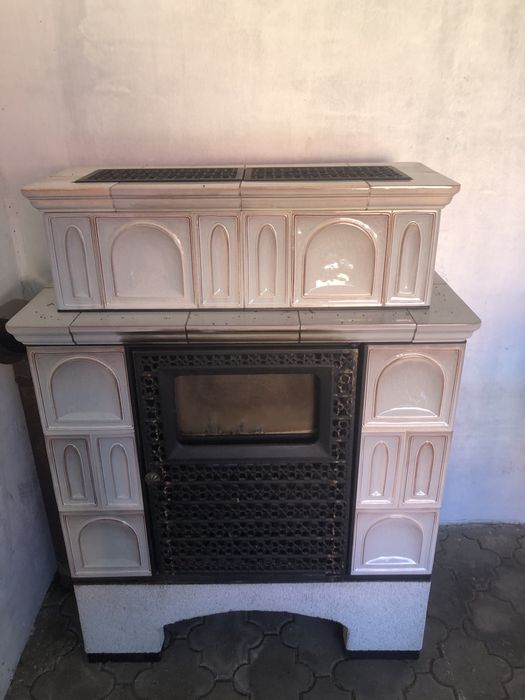 Камін на дрова. В кімнату обкладений кафелем