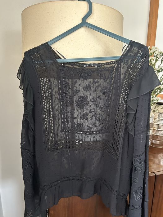 Camisa preta com rendas e bosdados da Zara