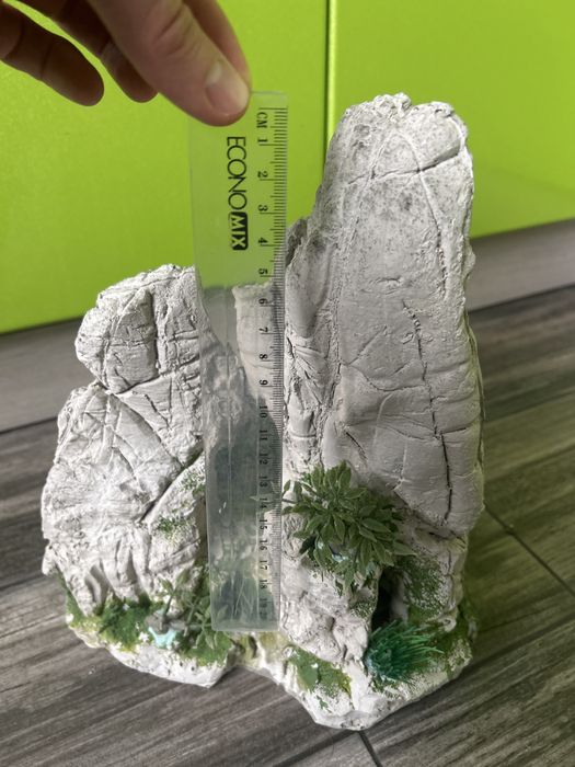 Декор в акваріум , коряга . Скала , грот .