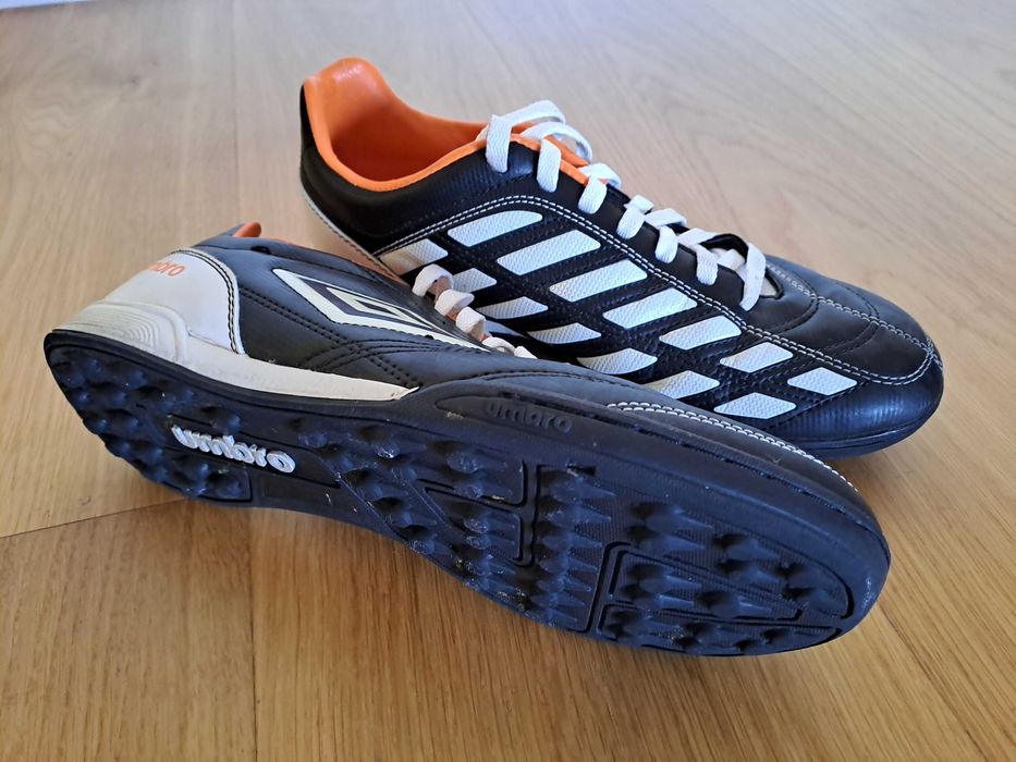 Ténis piso sintético UMBRO 43/27,5cm