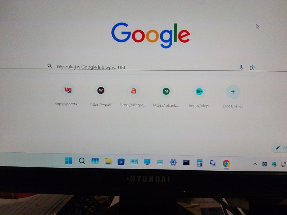 Dwa głośniki w monitorze sprawne . linia po środku.