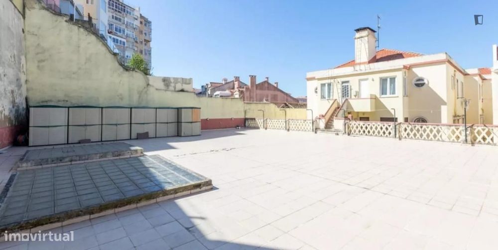 Quarto - localizado em Intendente Lisbon