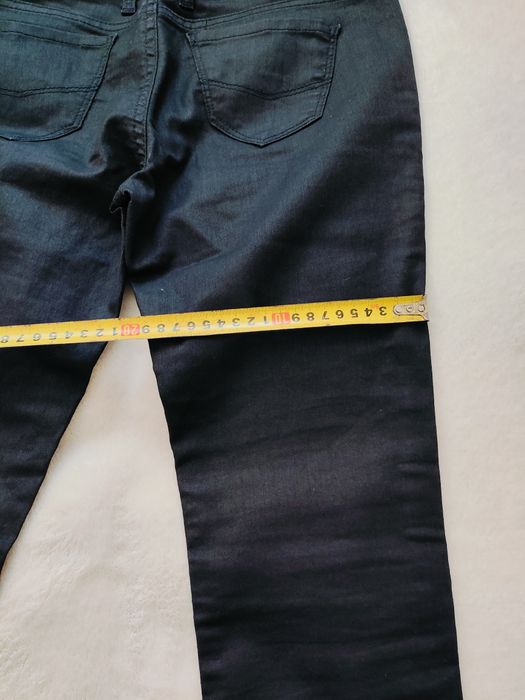 czarne, woskowane spodnie damskie marki Cross Jeans