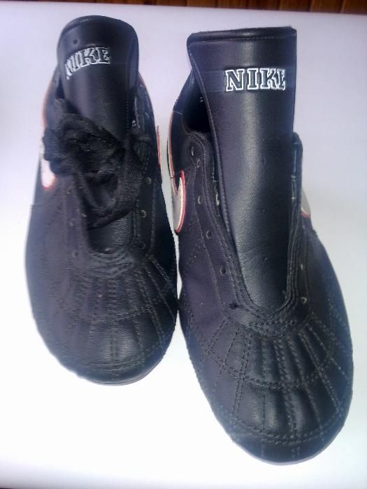 Korki "Nike" mał rozmiary 23,5 oraz 22 cm.