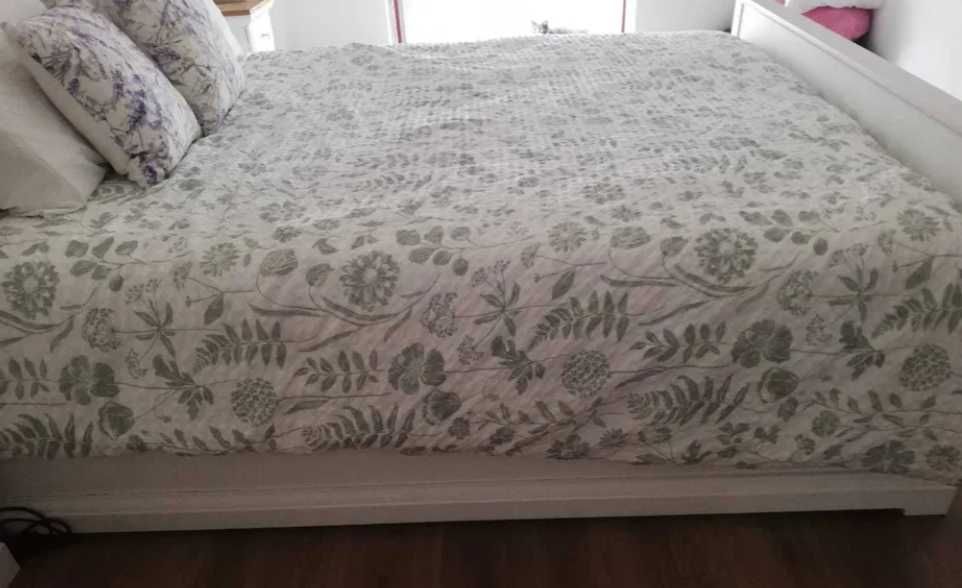 cama de casal vintage de madeira branca com detalhes e com estrado incluido