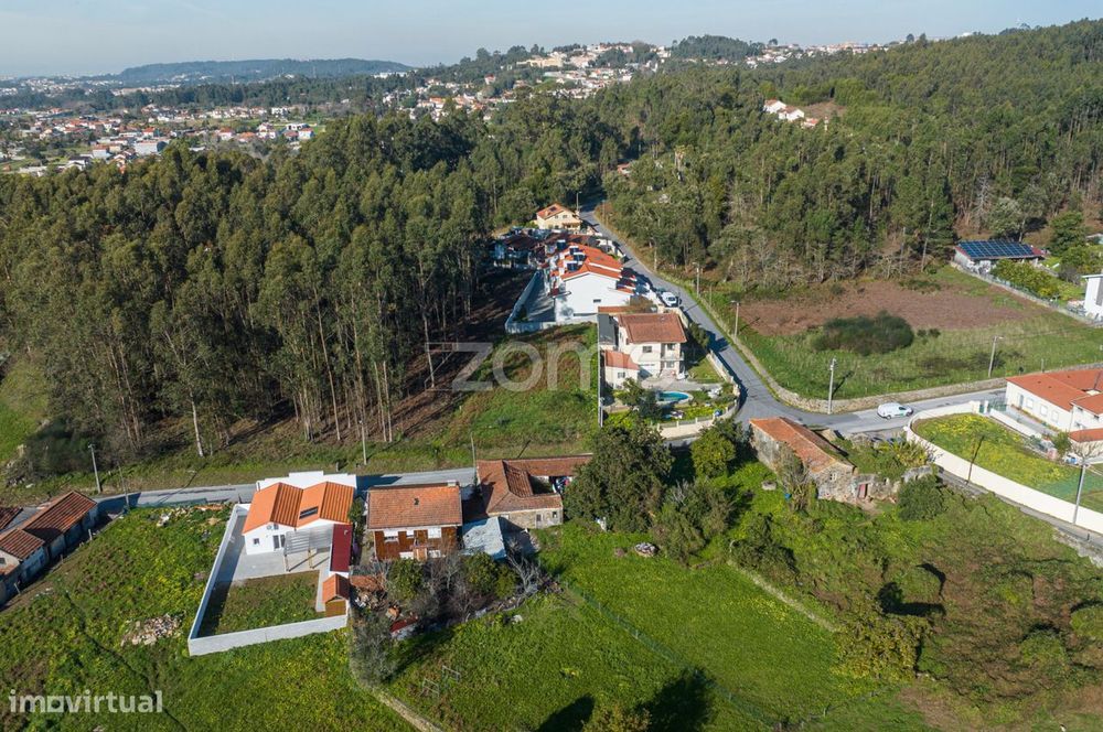 Terreno Urbano com 571m2, Nogueira da Regedoura, Santa Maria da Feira. — Nogueira da Regedoura, Aveiro