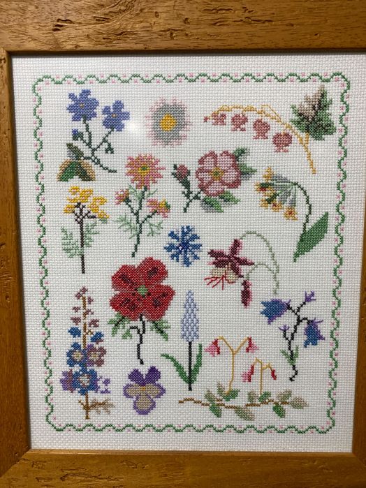 Quadro bordado a ponto cruz artesanal Flores