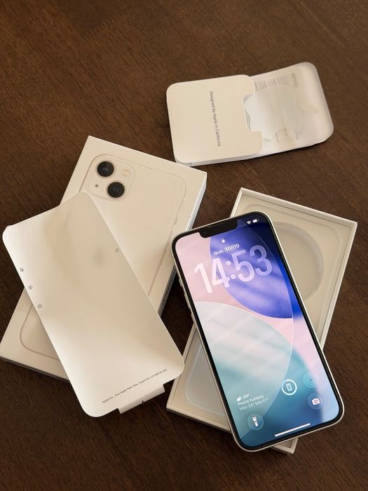 iPhone 13 branco com caixa e capas