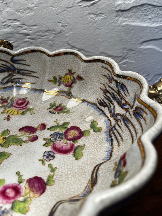 Porcelanowa patera z aniołkami. Figurki z brązu. Sygnowana, malowana