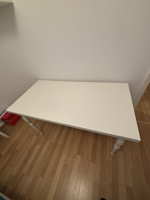 Vendo secretaria branca com pequenas marcas  de uso por 20€