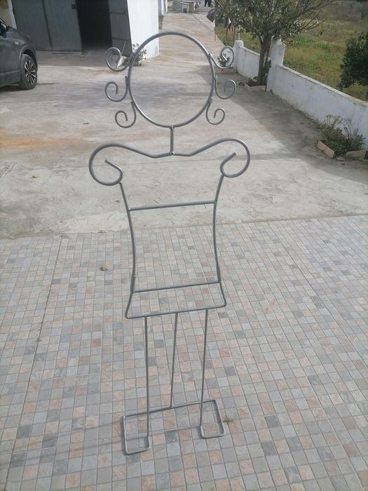 Cabide para roupa de chão