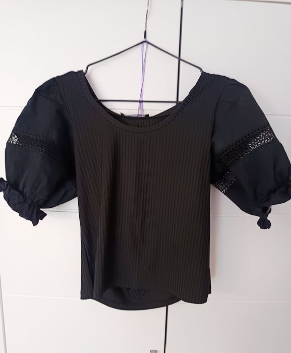 czarna bluzka elegancka z ozdobnymi rękawami z bufiastymi dekoltem M