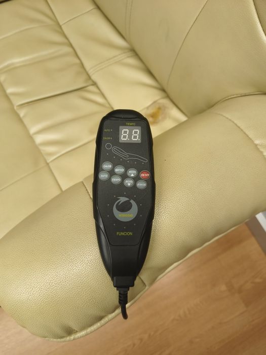 Poltrona de massagem e carrinho de bebe