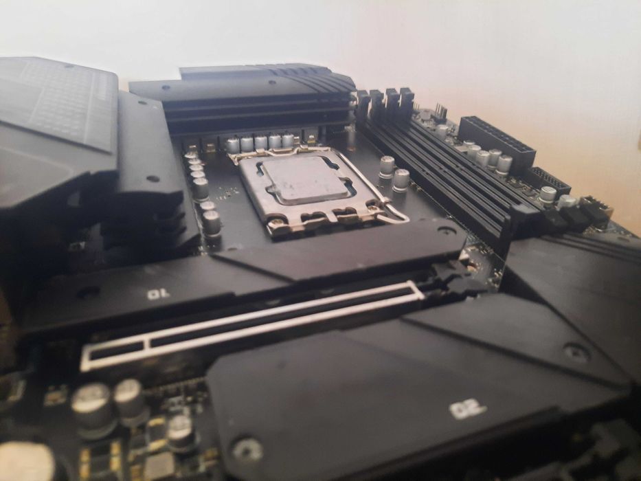 Продаю MSI Tomahawk Z690 DDR4 WI-FI материнскую плату