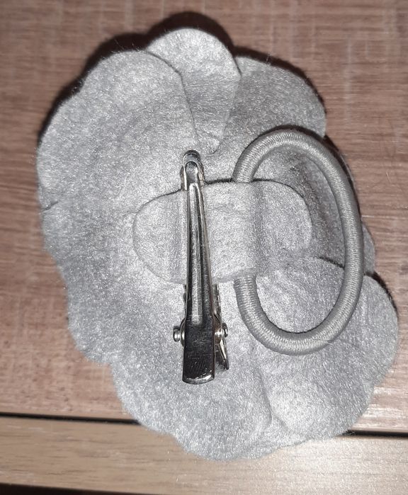 Szary kwiatek do włosów spinka i gumka