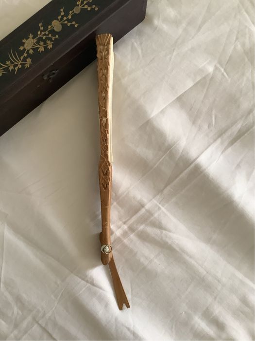 Leque antigo oriental em sândalo e seda bordada com caixa  adaptada oriental em madeira lacada e ouro.