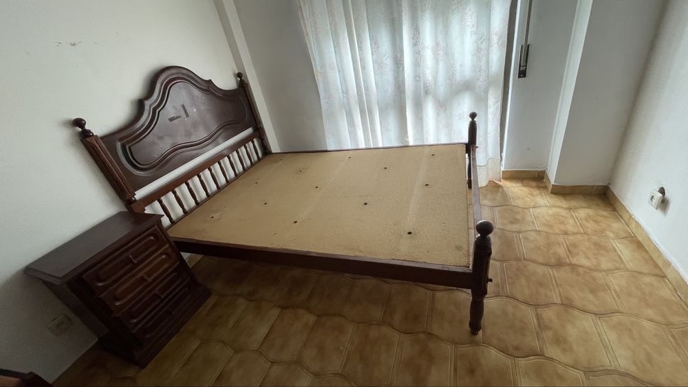 Cama de casal + mesa de cabeceira + cadeira