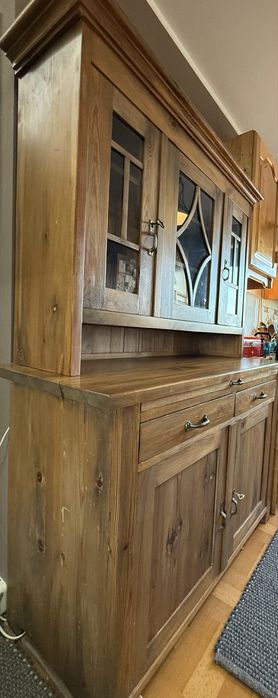 Oryginalny kredens rustykalny w kolorze orzecha