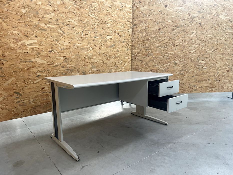 Secretárias e mobiliário de escritório