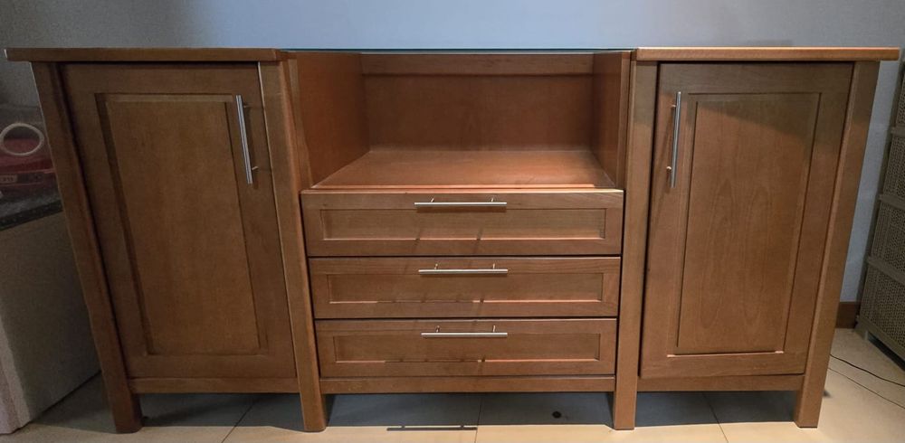 Móvel aparador de madeira
