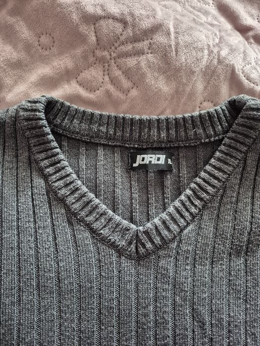 Sweter w serek z dzianiny r.XL