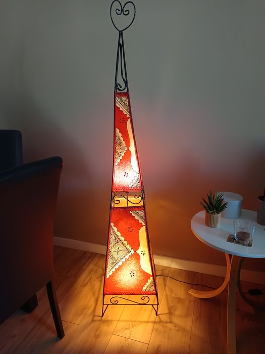 Candeeiro de pé Marroquino, com altura de 1,57cm e 0,37 cm de largura (base)