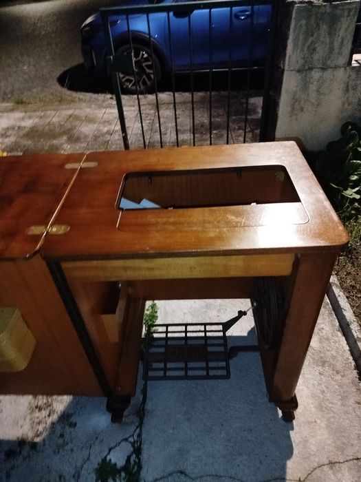 Móvel de máquina de costura