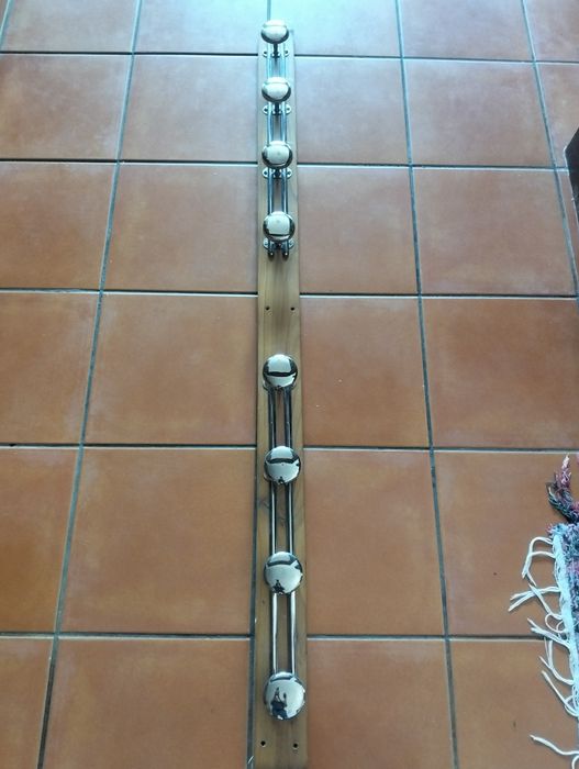 Cabide pode ser junto ou passar a dois em madeira e inox