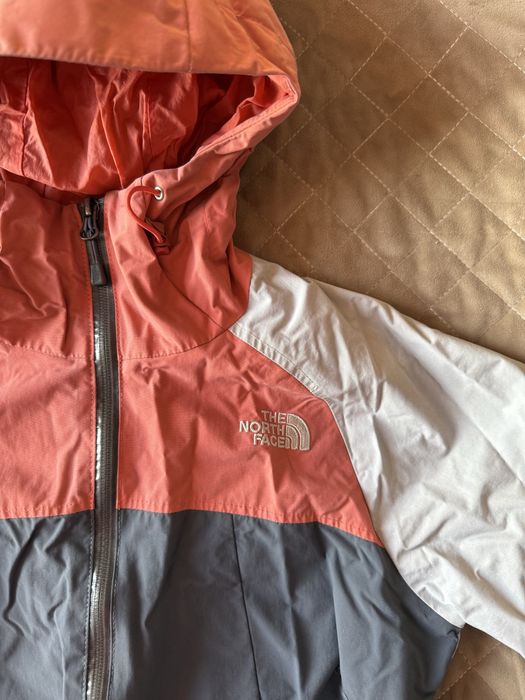 Жіноча куртка вітровка The North Face з технологією Dryvent