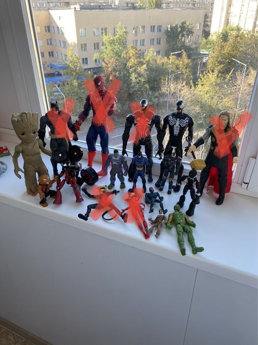 Супергерої бетмен, веном, людина павук, леді баг, супер кіт