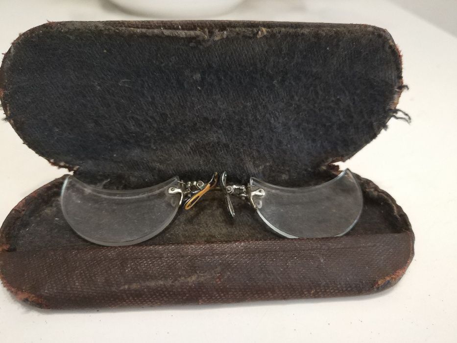 Пенсне с редкой формой стекол.