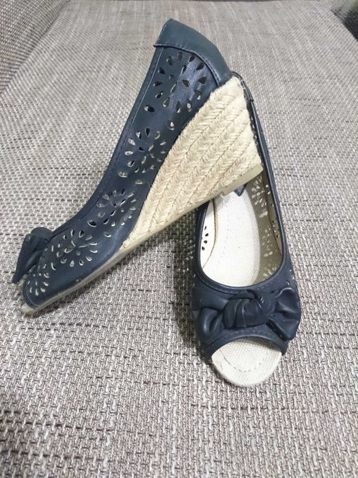 Туфлі на танкетці 36 розміру