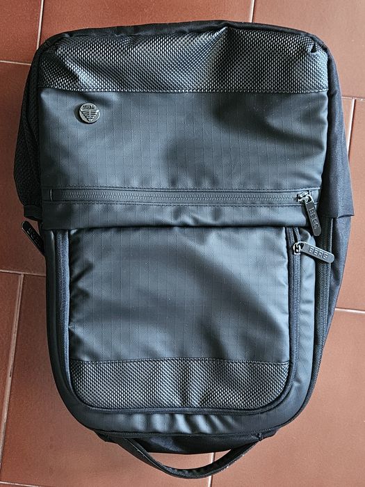 Mala  Berg. Vários bolsos. Expansível.