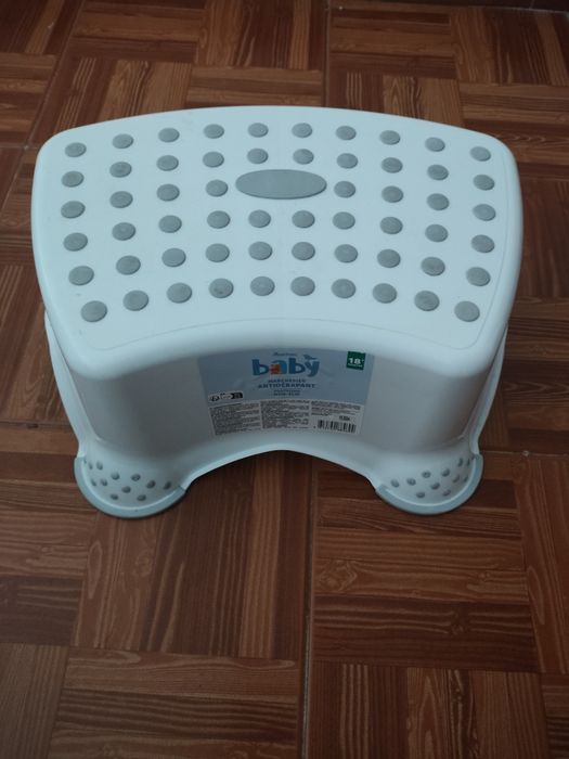 Degrau infantil da marca Auchan antiderrapante
