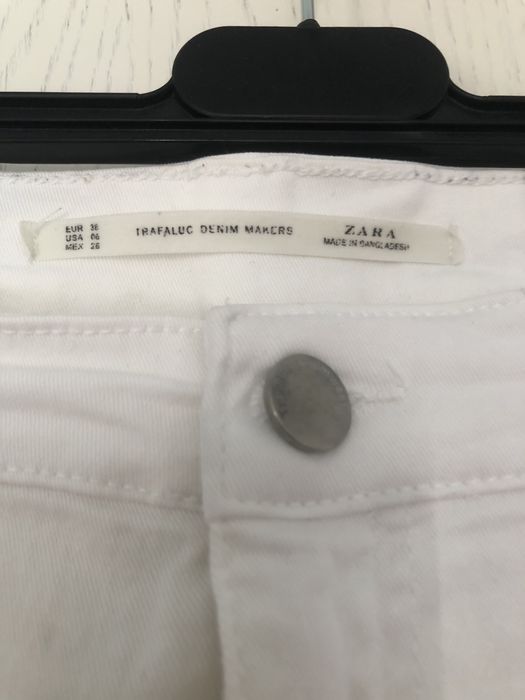 Białe spodnie z przetarciami jeans zara
