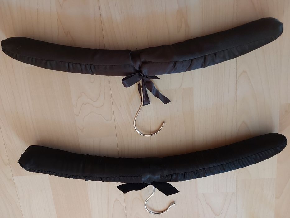 Cabides pretos forrados a cetim